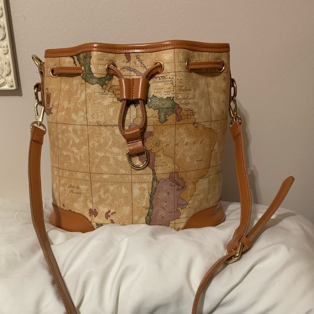 Map bucket bag